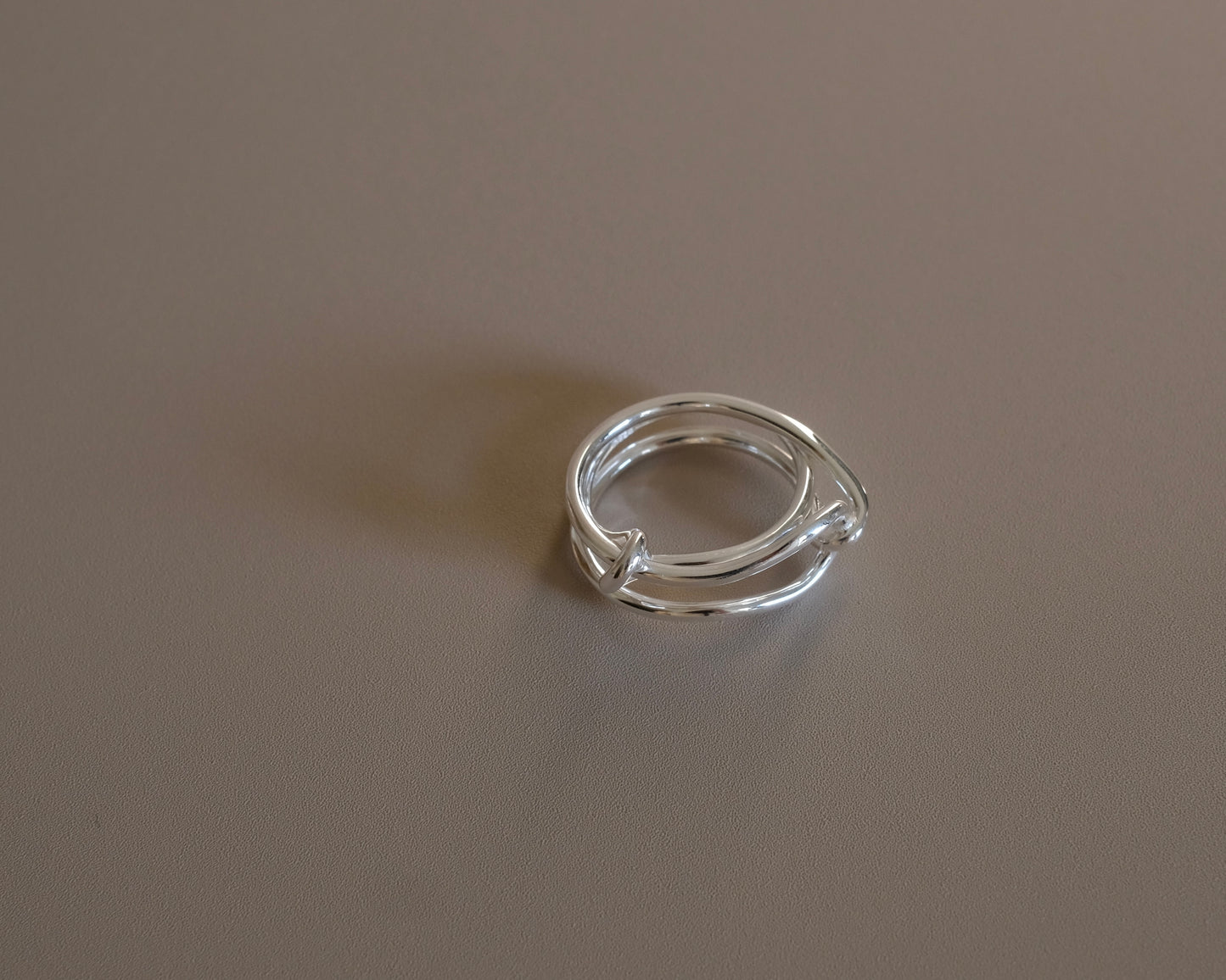 Crosrule Ring