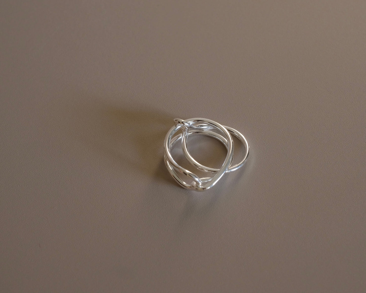 Crosrule Ring