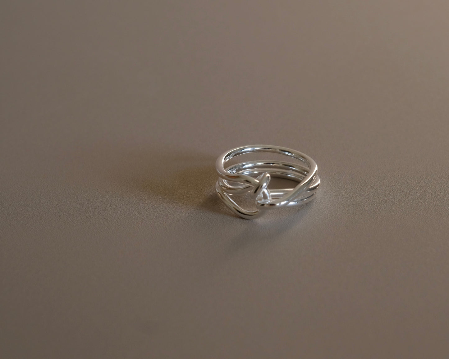 Crosrule Ring